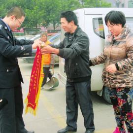 何姜姜的父母給民警送錦旗。