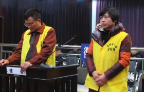 12月10日，衡陽市中級人民法院，顧湘陵（左）和妻子吳利君當庭接受庭審。圖/通訊員李建輝