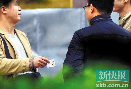 在進行了近半個月暗訪調查中，有證販子告訴記者稱，二代身份證買賣已形成產(chǎn)業(yè)鏈，不僅貨源穩(wěn)定，生意也是相當紅火。■正佳廣場附近，一名男子正向記者兜售二代身份證。