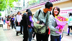 2011年11月11日，越秀區(qū)民政局，登記結(jié)婚的隊(duì)伍排了足有一百米長(zhǎng)（資料圖片）?！∮浾唿S澄鋒攝