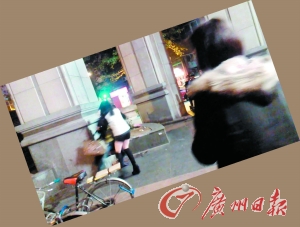 踢落剪刀后欲抱住黑衣女。