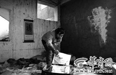 　西安市解放路與東大街十字西北角的一棟待拆遷的樓房中，陳露山整理自己每天看的報(bào)紙