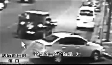 事發(fā)現(xiàn)場監(jiān)控錄像顯示，白圈內(nèi)的被害人老丁，正在牧馬人越野車旁收費(fèi)。 圖片來自電視截圖