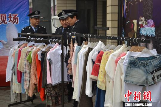 警方展示的部分被盜服裝?！∷瘟⒊z