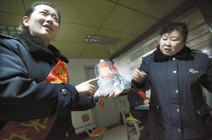 　車站人員在講述當(dāng)時(shí)情況，一桶5斤的白酒已被喝掉大半記者周杰攝