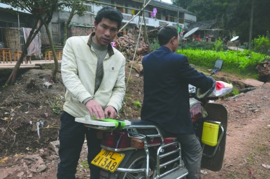 朱祥云說(shuō)，14萬(wàn)元就是綁在這輛摩托車的后座上被刮蹭掉的。