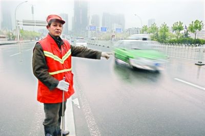　肖慶旭師傅在事發(fā)地點講述經(jīng)過。記者李銳 攝