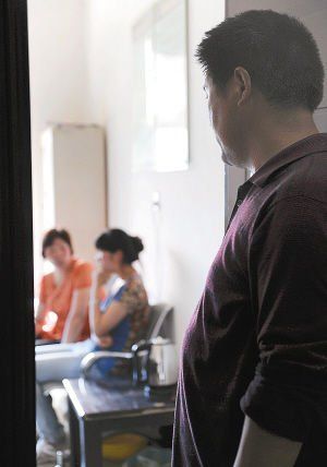妻子在房?jī)?nèi)勸說(shuō)女兒時(shí)，楊師傅守在門外