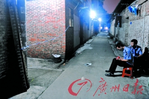 事發(fā)出租屋前拉起了警戒線，警方正在現(xiàn)場調(diào)查。記者陳楓攝