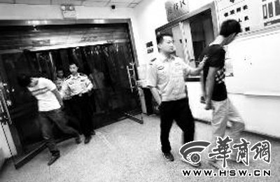 三人搶劫孕婦后，被警方和群眾合力抓獲 王警/攝