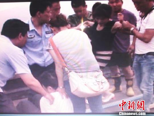 宗德宇緩緩靠近跳樓女子?！O程　攝