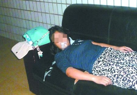 女子橫躺在沙發(fā)上口吐白沫。通訊員 康睿 記者 吳珊 攝