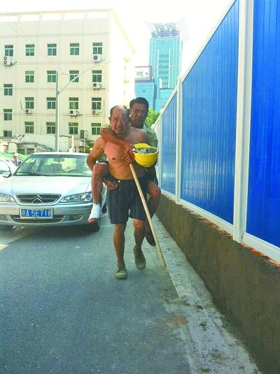 “謝謝，我們身上灰多，怕把車弄臟了”
