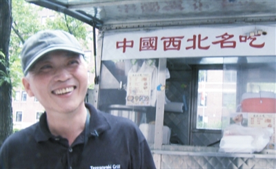 這是謝云峰在美國紐約街頭餐車前的視頻截圖。