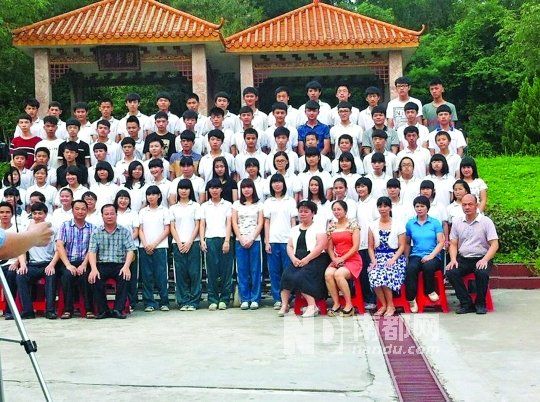 畢業(yè)照中間留出四個空位。