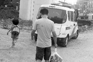 昨天，小豆被民警帶走，轉(zhuǎn)移到別處居住現(xiàn)代快報(bào)記者辛一攝