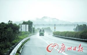 　當(dāng)天事故發(fā)生的現(xiàn)場(chǎng)處于一個(gè)彎道，很多司機(jī)反映說(shuō)來(lái)不及減速。