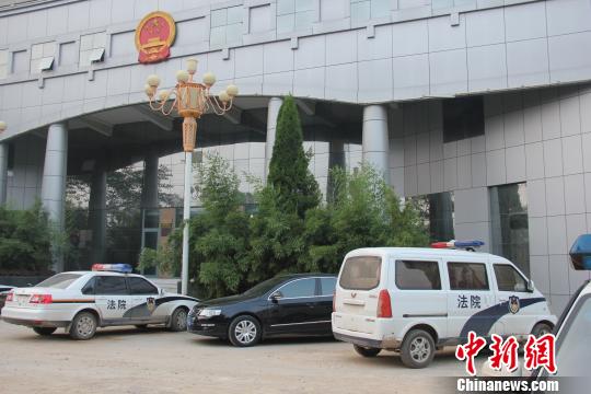 泊頭市人民法院院內(nèi)仍停有無(wú)牌制式警車，涉事人員與記者沖突地點(diǎn)僅距法院不足50米。穆玉良 攝