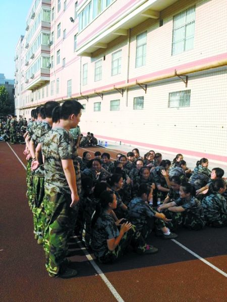 女孩們說，這道“人影陰涼”，為高中時代的記憶鑲上了一顆珍珠 網(wǎng)友供圖
