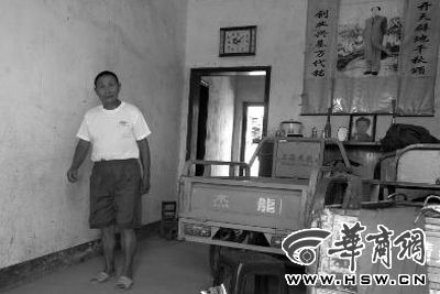 8月16日，在家中接受監(jiān)外執(zhí)行4年刑期的汪衛(wèi)國（化名）剛剛送走家訪的法官。