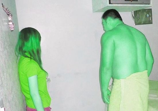 高雄黃姓男子(右)懷疑女友在“喇叭店”兼差，前往調(diào)查順便消費時被警方逮個正著。(圖／東森新聞)