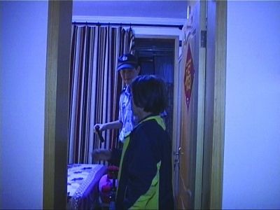民警幫老人檢查沒發(fā)現(xiàn)有炸彈。