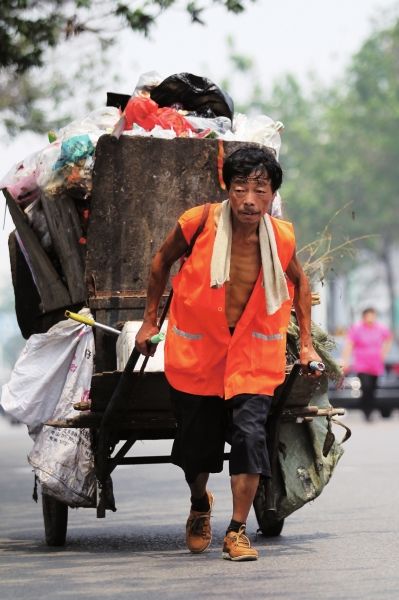 滿滿一車?yán)辽儆?00斤。本版圖文均據(jù)CFP