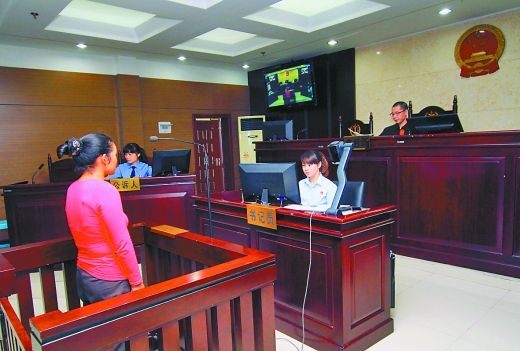    9月29日，萬州區(qū)人民法院，被告王桂娟（化名）在庭審現(xiàn)場。 重慶晨報記者 胡杰 實習(xí)生 黃敬坤 攝