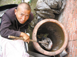 鄭艷良講述鋸?fù)冉?jīng)過。本報記者 汪洋 攝