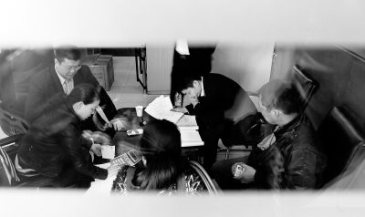 今天上午，喜隆多接待處內(nèi)，市場(chǎng)管理方與商戶核對(duì)租金和抵押金數(shù)目