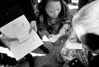 喜隆多商場(chǎng)接待處外面，受損商戶正拿手機(jī)計(jì)算自己能退多少錢