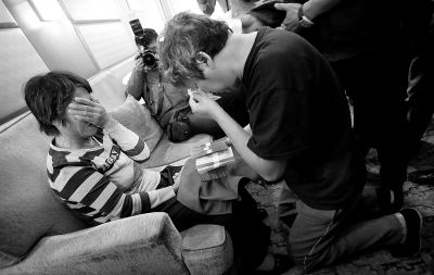 李春平跪在劉洪魁母親跟前送上捐款。談及烈士，兩人相對(duì)而泣