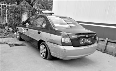 昨日，被撞爆胎的“克隆”出租車，停在朝陽(yáng)交通支隊(duì)奧運(yùn)村大隊(duì)院內(nèi)。新京報(bào)記者 黃月 攝
