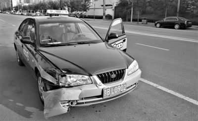 昨日，朝陽(yáng)區(qū)林萃路，因連撞“克隆”車，的哥劉師傅的車輛受損送修。新京報(bào)記者 黃月 攝