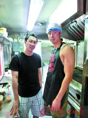 劉曉（左）和彭一在餐車內(nèi)。（受訪者提供）