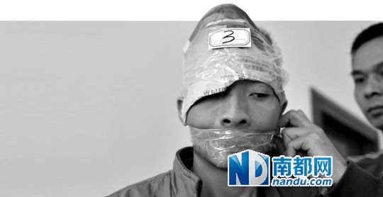為了防止犯罪嫌疑人串供，民警用膠帶將犯罪嫌疑人的嘴封住。