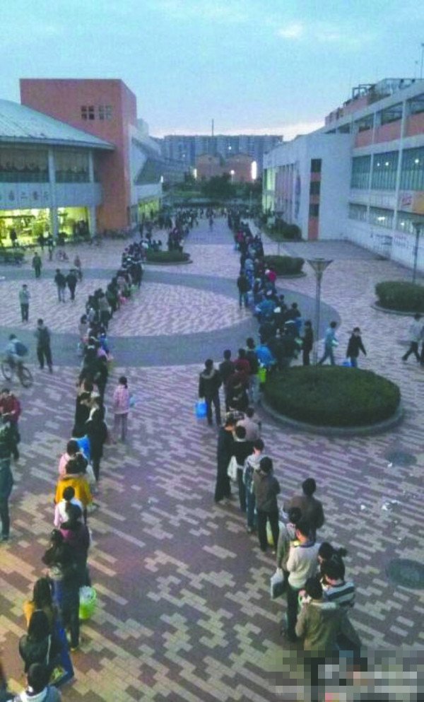24日傍晚，川大江安校區(qū)浴室前排隊(duì)“盛況”