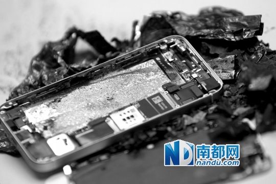 于先生的新iPhone5S手機(jī)直接“爆”廢。 南都記者劉有志攝