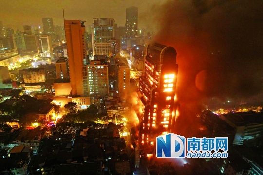 昨晚近7時，廣州越秀區(qū)起義路217號建業(yè)大廈發(fā)生火災。火勢猛烈，將整棟大樓都燒了個通透。