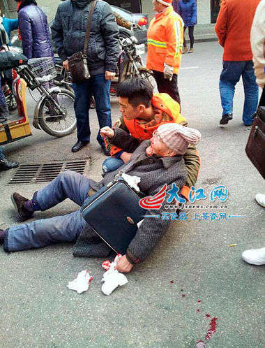 路人拍下的胡志豪幫助老人的現(xiàn)場(chǎng)
