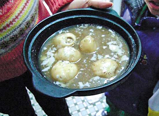 由于放置時間過久，鍋里的湯圓已經(jīng)非常大，湯圓皮上浮現(xiàn)很多白色物質(zhì)。