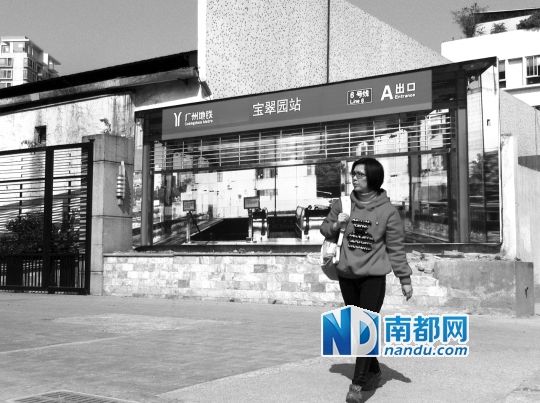 不少行人將這幅畫誤認(rèn)為是真地鐵站。南都記者 單小亮 攝