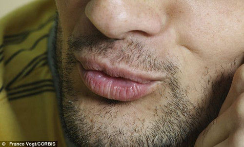 好色劫匪搶劫珠寶后親吻老板娘，留下的口水DNA成為了落網證據(jù)。