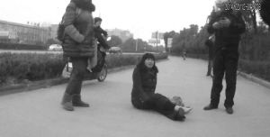 鄭大姐坐在地上，警方趕到進(jìn)行施救。（視頻截圖由警方提供）