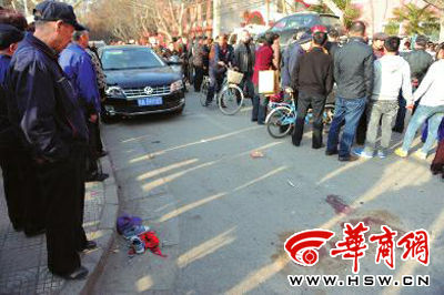車禍現(xiàn)場的血跡被人用土覆蓋，旁邊則放著紅領(lǐng)巾、一雙童鞋和一頂帽子 本報記者 趙彬 攝