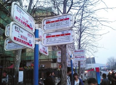 3月16日，江蘇省南京市，眾多乘客在“火車站廣場東”站臺候車。圖/東方IC