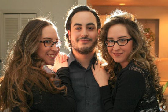 雙胞胎姐妹“共享”男友男子稱(chēng)享齊人之福(圖) 雙胞胎姐妹“共享”男友男子稱(chēng)享齊人之福(圖)