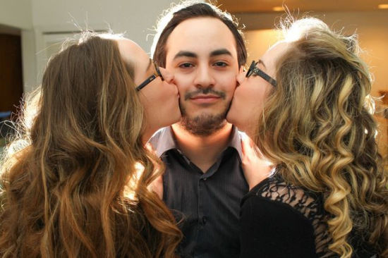 雙胞胎姐妹“共享”男友 男子稱(chēng)享齊人之福(圖) 雙胞胎姐妹“共享”男友 男子稱(chēng)享齊人之福(圖)