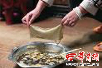 　　昨日，店方讓顧客觀看該火鍋制作時(shí)的監(jiān)控錄像本組圖片由本報(bào)記者黃利健攝