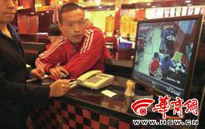 昨日，李女士展示從火鍋店抱回的火鍋，內(nèi)有濕巾